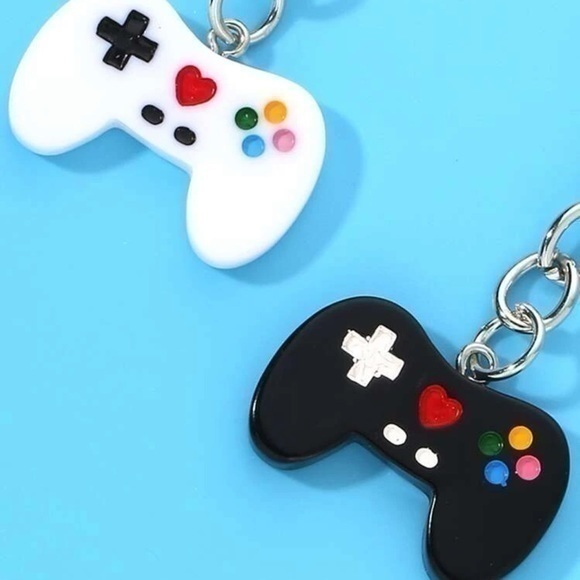 2 pcs Gamepad Charm Key Keychain Silver Plated Couple Gaming Controller Pair - Picture 4 of 6